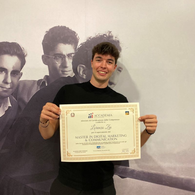 Lorenzo con in mano il diploma del master in digital marketing